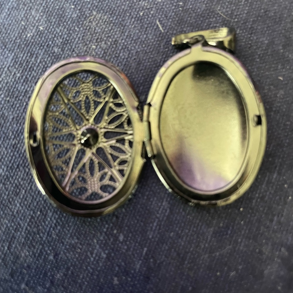 Hollow Open Locket - Picture 4 of 5